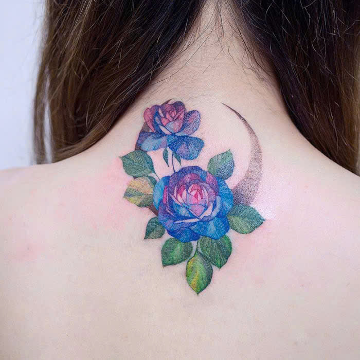 Hình xăm hoa hồng xanh trên cổ tay với chi tiết sắc sảo