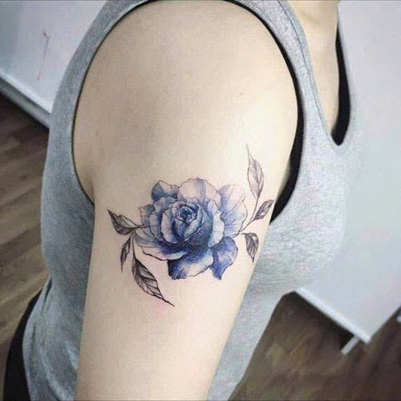 Hình xăm hoa hồng xanh với phong cách nghệ thuật độc đáo