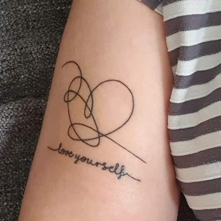 Hình xăm Love Yourself đầy tự tin trên cổ tay