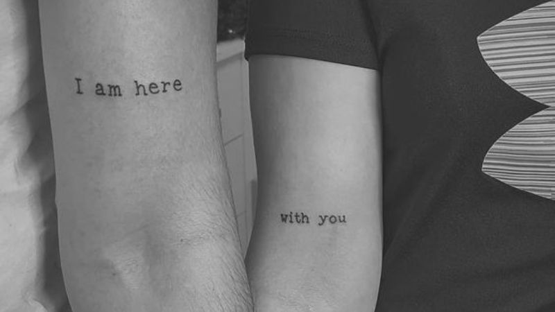 Hình xăm cặp bạn thân chữ i am here with you