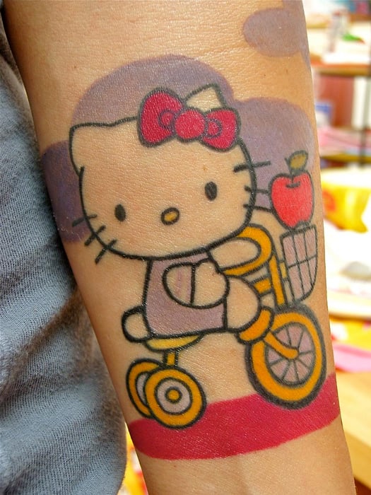 Hình xăm hello kitty chạy xe