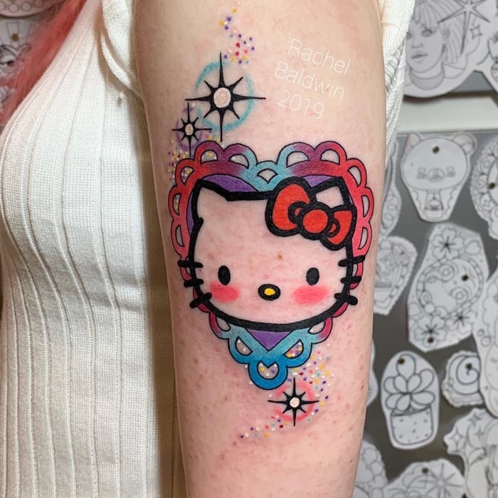 Hình xăm hello kitty đẹp ở bắp tay