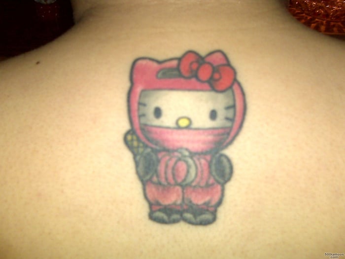 Hình xăm hello kitty ở sau lưng