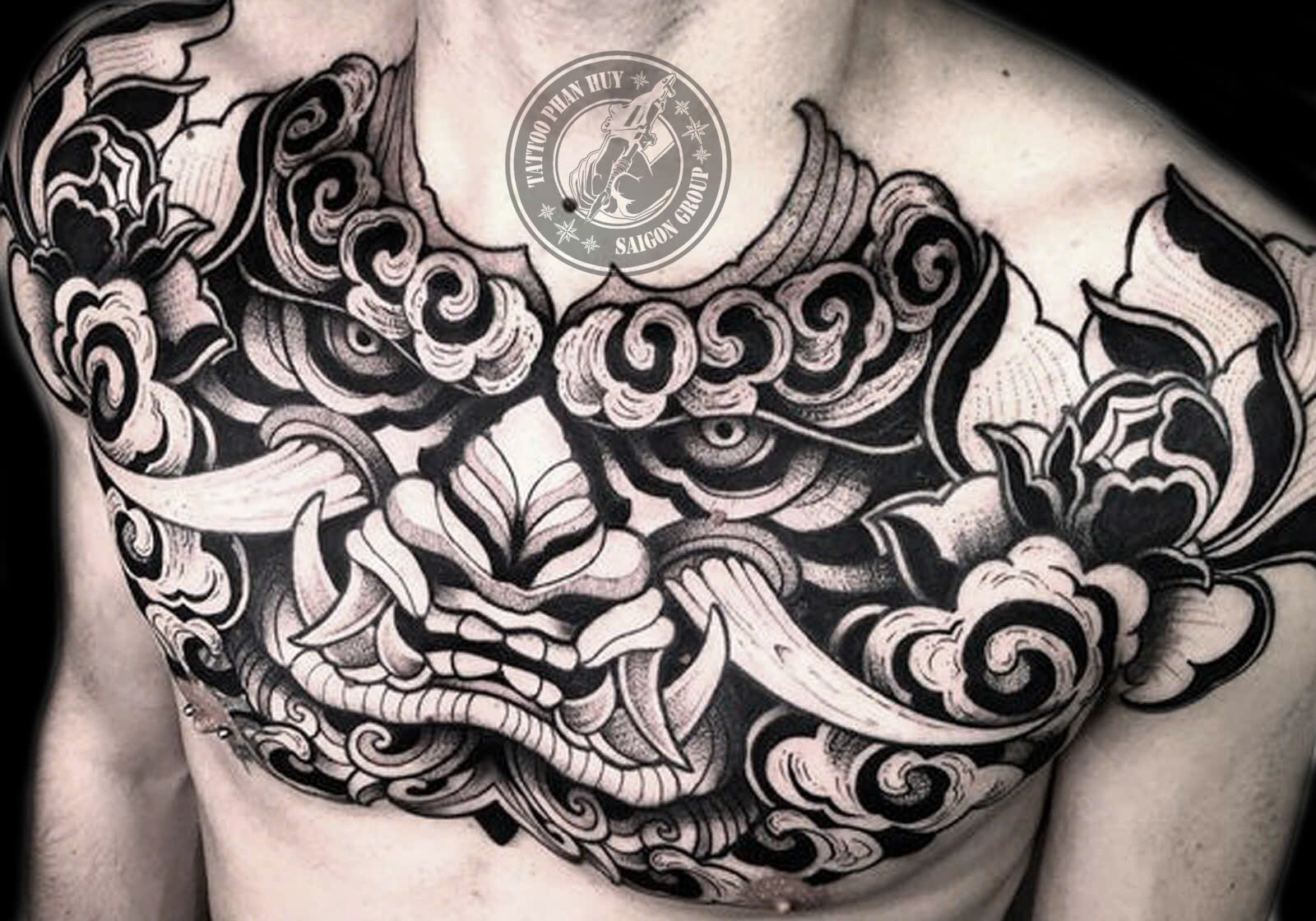 Tattoo full ngực đầy táo bạo với họa tiết sáng tạo